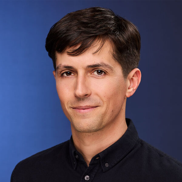 A headshot of Ari Rosmarin.