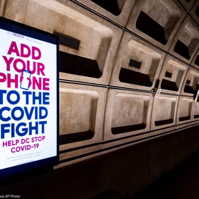 An electronic ad inside DC's Metro Station for the the DC Department of Health's mobile Covid-19 contact tracing app.