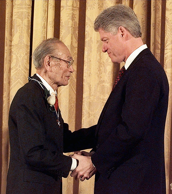 Bill Clinton shaking hands with Fred Korematsu