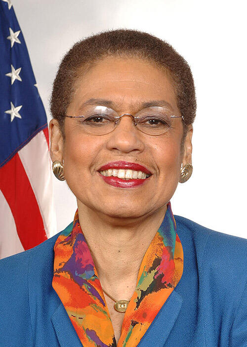 Portrait of Eleanor Holmes Norton in front of a US flag