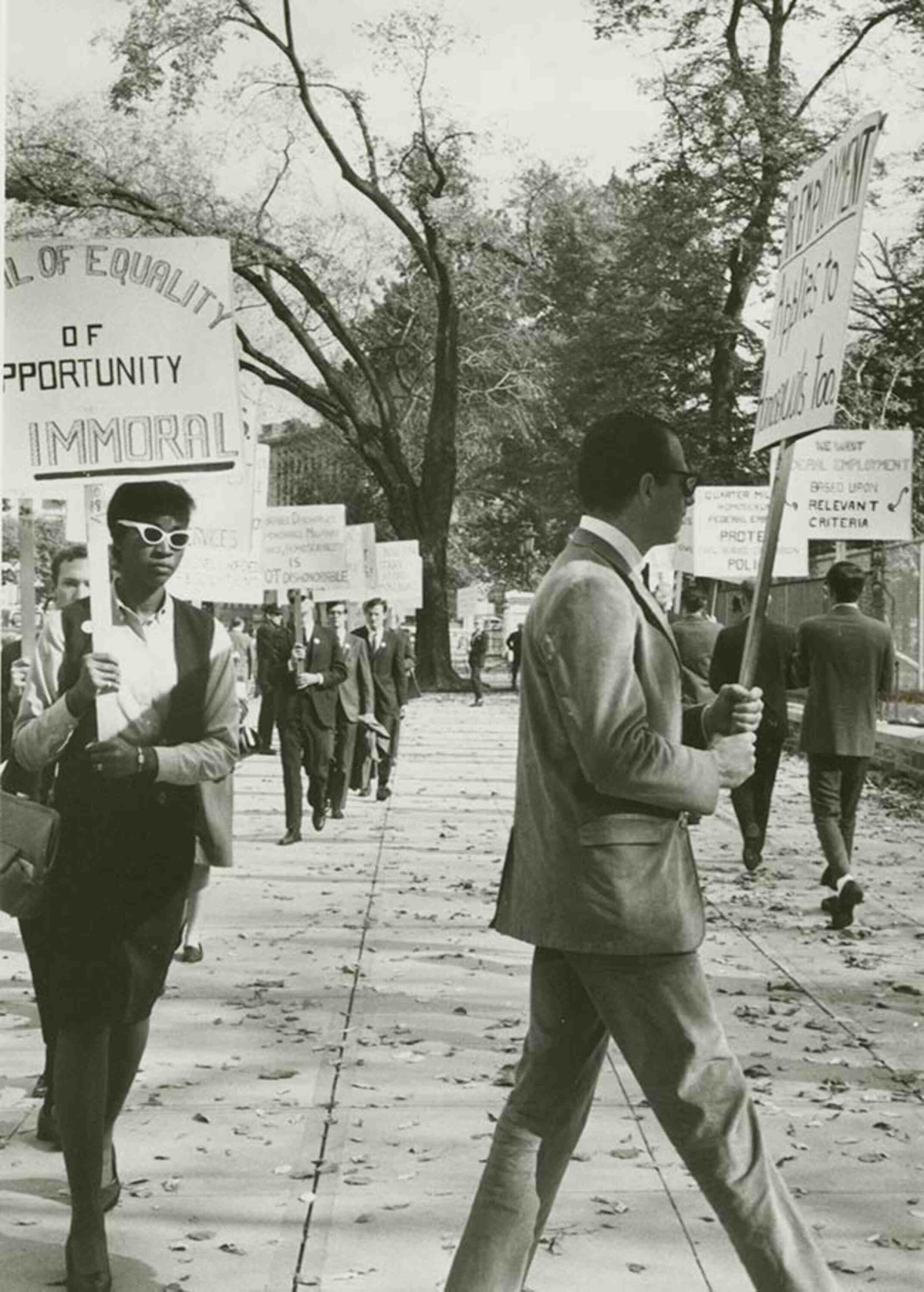 Ernestine Eckstein and unknown gentleman in picket line, 1965. (Credit: Photo by Kay Tobin ©Manuscripts and Archives Division, The New York Public Library)